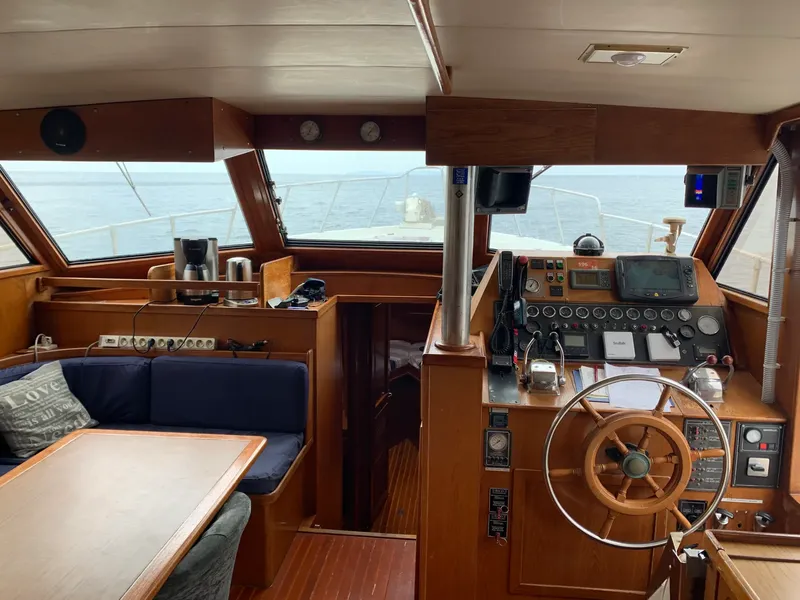 Intérieur d'un bateau de plongée avec poste de pilotage et salon