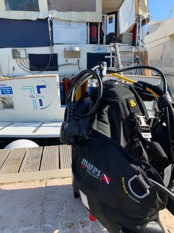 Equipement de plongée complet près d'un bateau amarré au ponton