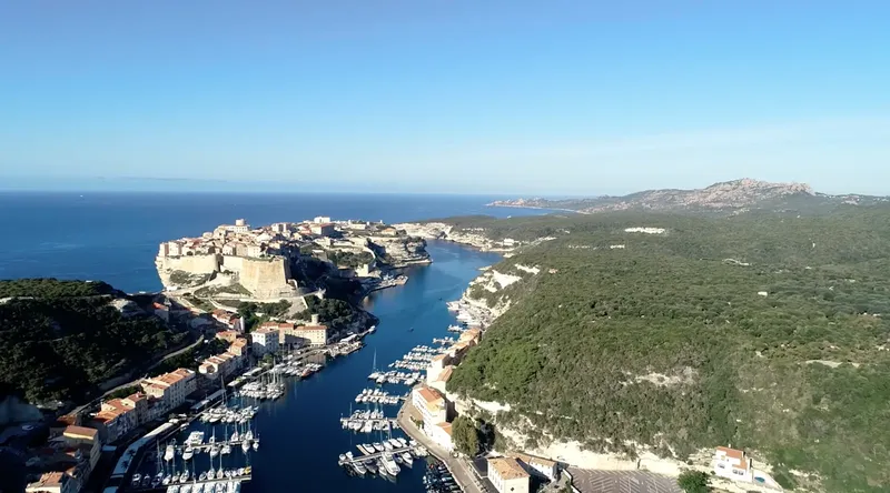 Vue aérienne d'une ville côtière avec un port de plaisance et mer