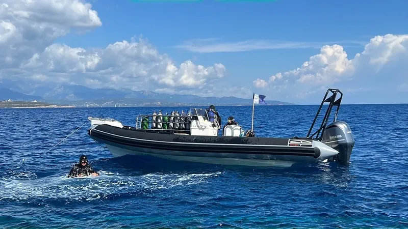 Bateau de plongée avec des passagers et un plongeur en préparation