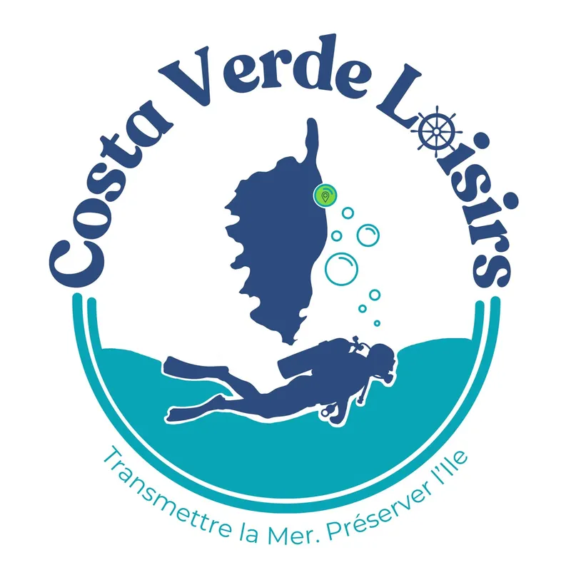 Plongeur explorant les fonds marins avec la silhouette d'une île