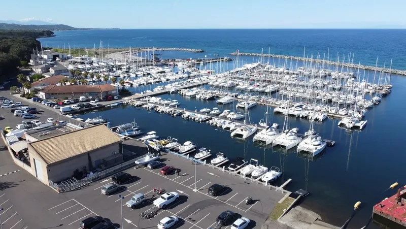 Vue aérienne d'un port de plaisance avec des bateaux et un bâtiment