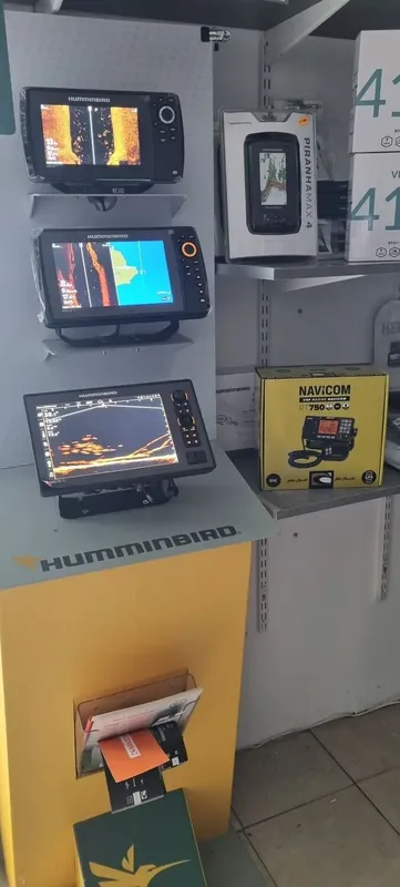 Ecran de sondeur Humminbird et Navicom en exposition dans un magasin