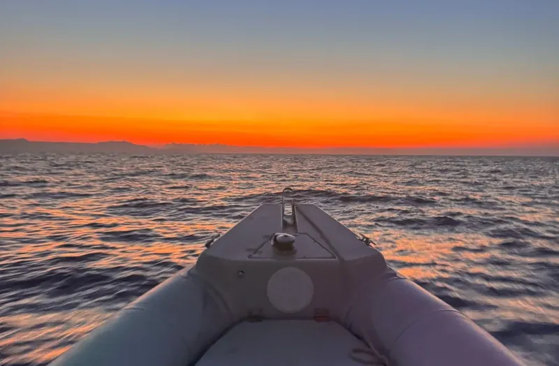 Coucher de soleil sur la mer vu depuis un bateau pneumatique