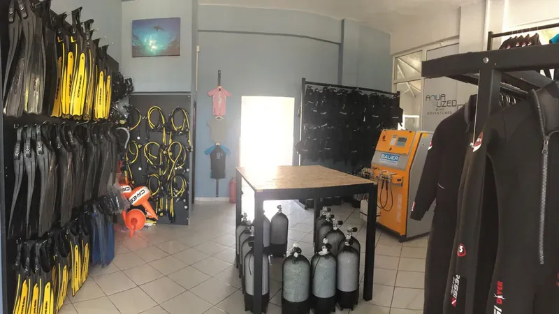 Intérieur d'un centre de plongée avec équipement, bouteilles et compresseur