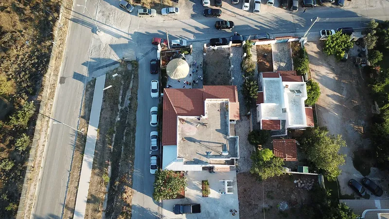Vue aérienne d'un centre de plongée avec parking et bâtiments