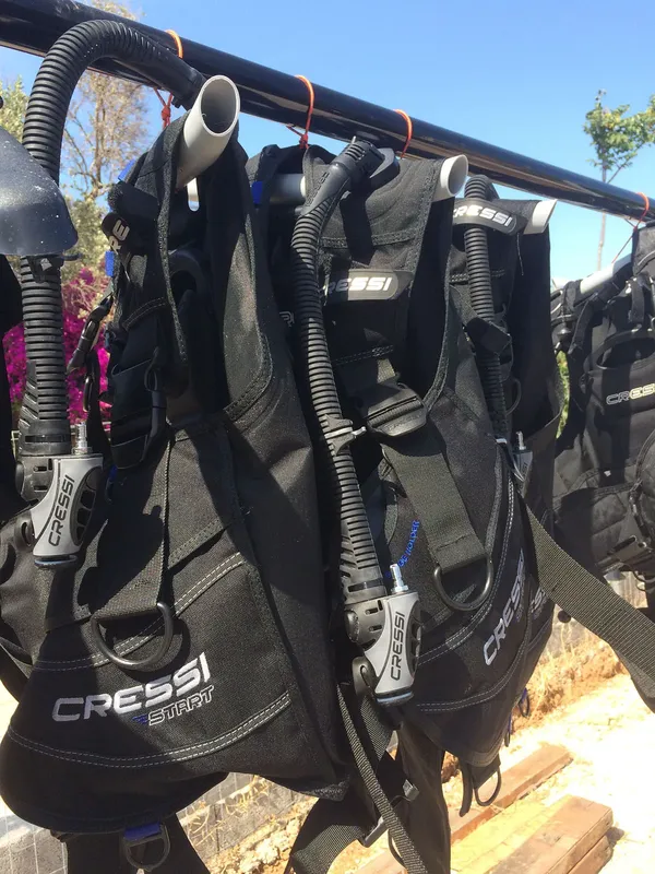 Equipement de plongée CRESSI aligné au soleil, prêt pour une sortie