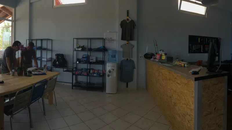 Intérieur d'un centre de plongée avec des équipements et des personnes