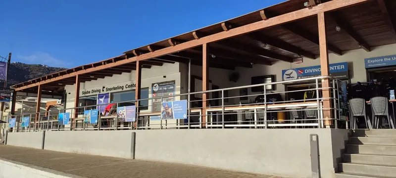 Façade d'un centre de plongée avec matériel et espace détente extérieur