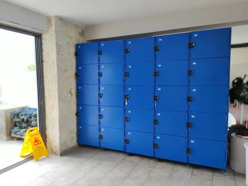 Rangeoires bleues numérotées dans un espace intérieur clair et fonctionnel