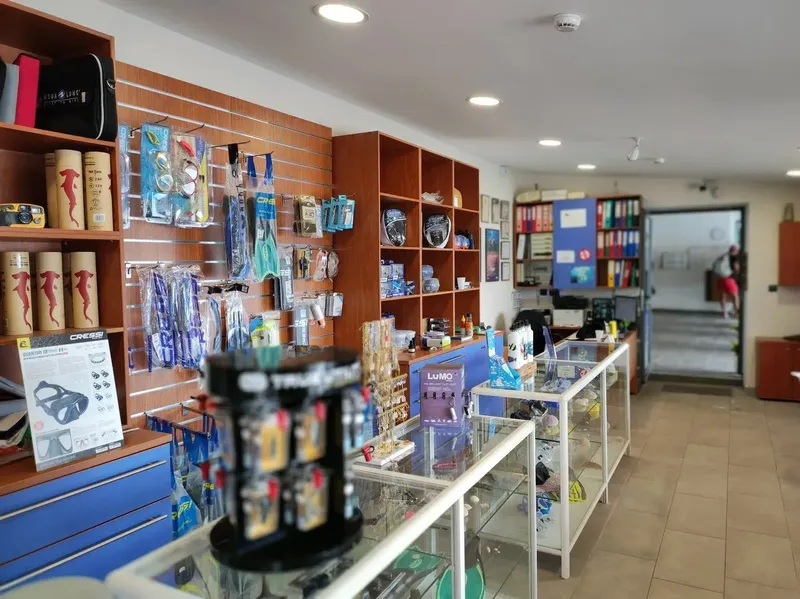 Boutique de plongée avec étagères remplies d'équipements et accessoires
