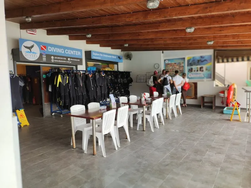 Intérieur d'un centre de plongée avec équipement et quelques personnes
