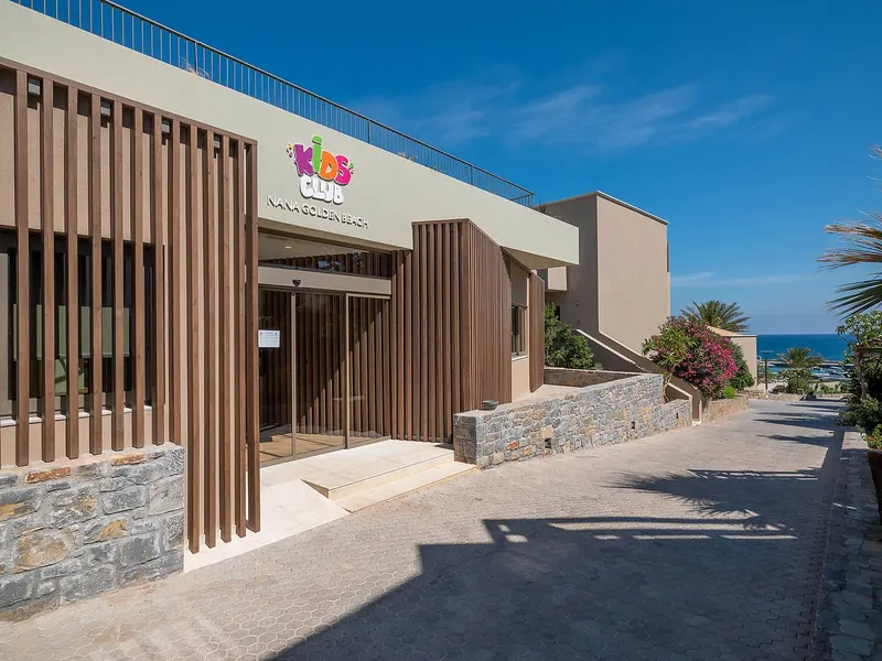 Façade d'un bâtiment moderne avec un club pour enfants et la mer