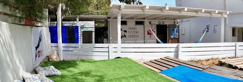 Façade d'un centre de plongée avec pelouse artificielle et terrasse
