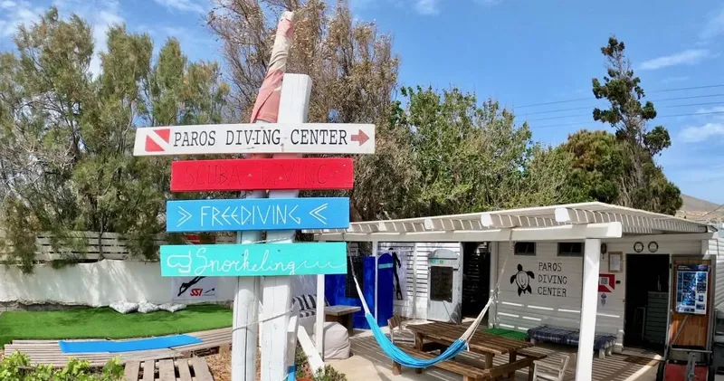 Panneaux directionnels vers les activités de plongée et snorkeling au centre