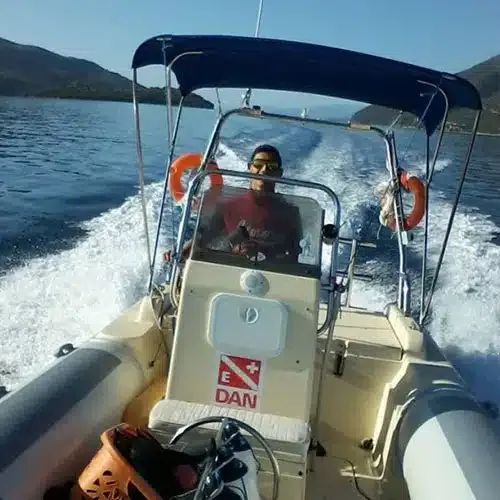 Pilote de bateau de plongée navigue sur une mer calme ensoleillée