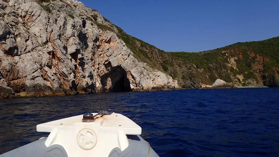 Côte rocheuse avec une grotte marine vue depuis un bateau en mer