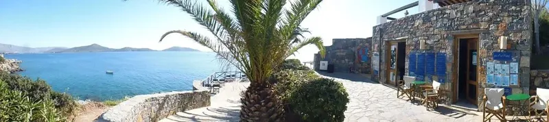 Vue panoramique d'un centre de plongée avec mer et bâtiments en pierre