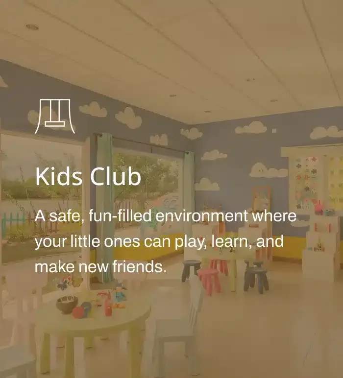 Salle de jeux pour enfants avec décorations nuages et texte explicatif