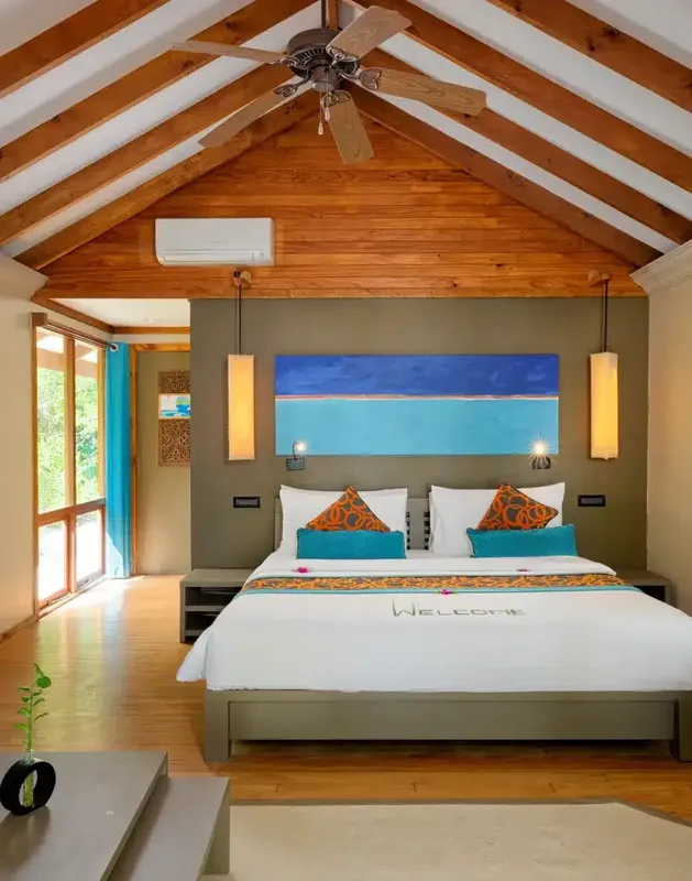 Chambre d'hôtel luxueuse avec lit king size et décoration tropicale