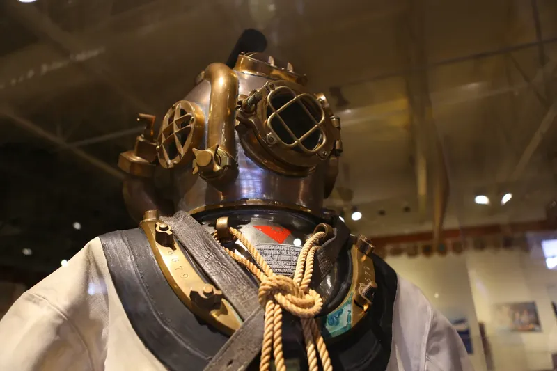 Casque de plongée ancien en cuivre, manomètre et corde, exposition