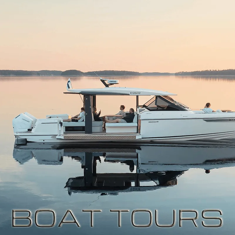 Bateau blanc avec passagers naviguant sur une eau calme au coucher du soleil