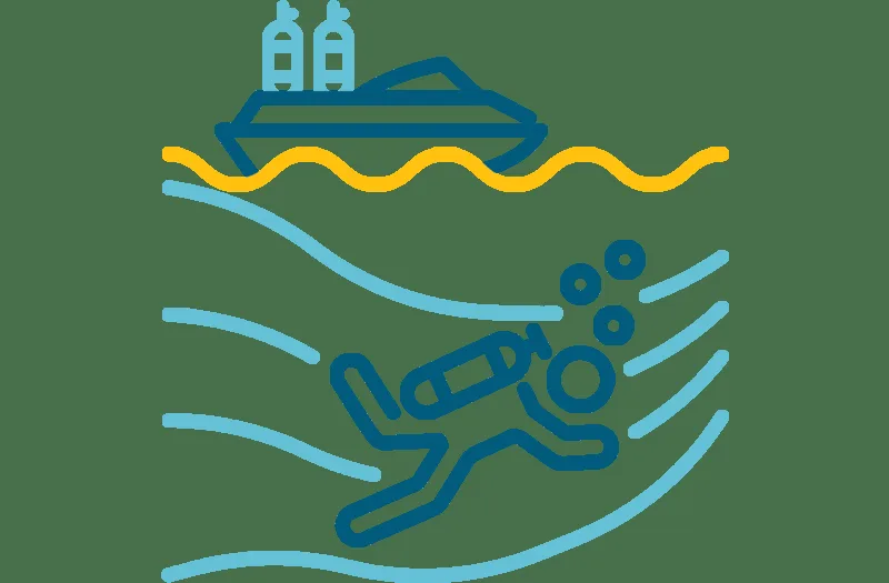 Plongeur explorant les fonds marins sous un bateau de plaisance