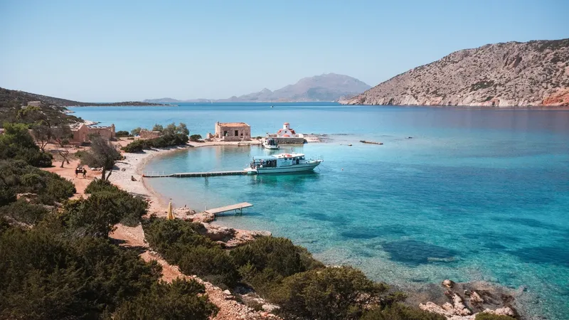 Vue aérienne d'une crique avec un bateau amarré et des bâtiments