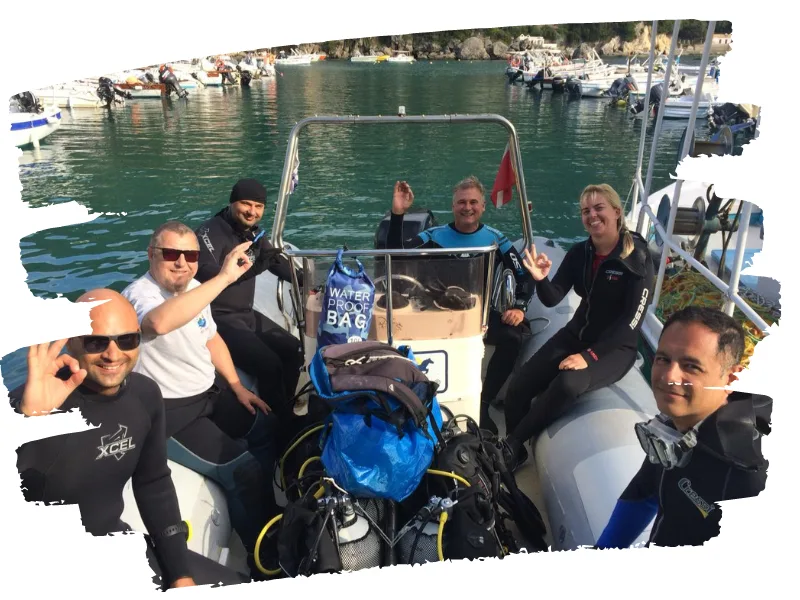Groupe de plongeurs souriants à bord d'un bateau de plongée en mer