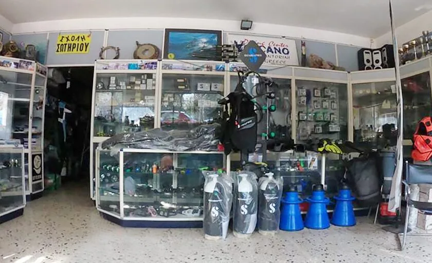 Intérieur d'un centre de plongée avec équipement et vitrines remplies