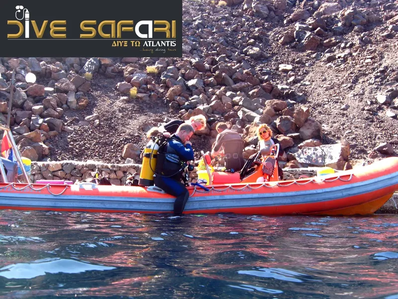 Plongeurs préparant une immersion à bord d'un bateau pneumatique orange