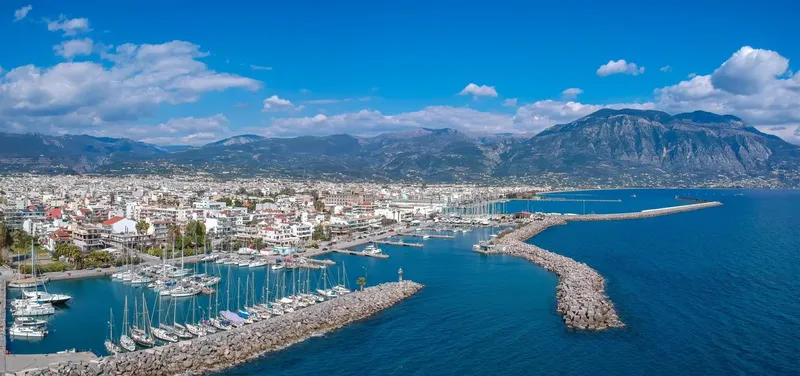 Vue aérienne d'un port de plaisance avec des bateaux et montagnes