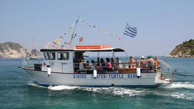 Bateau de plongée en mer avec des passagers, ciel bleu et côte rocheuse
