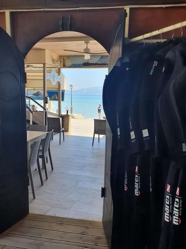 Vue sur la mer depuis l'entrée du centre de plongée et combinaisons