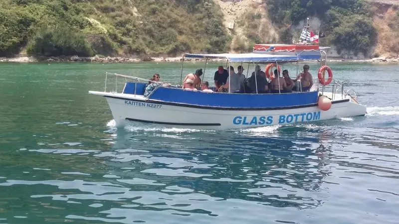 Bateau de plaisance bleu et blanc avec des passagers en mer