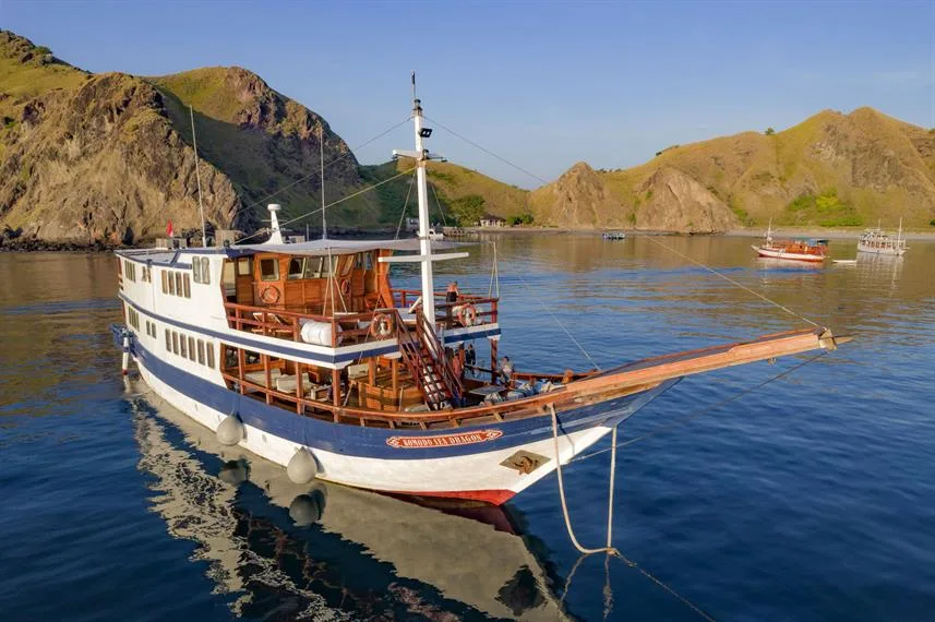 Grand bateau de plongée amarré dans une baie tropicale calme