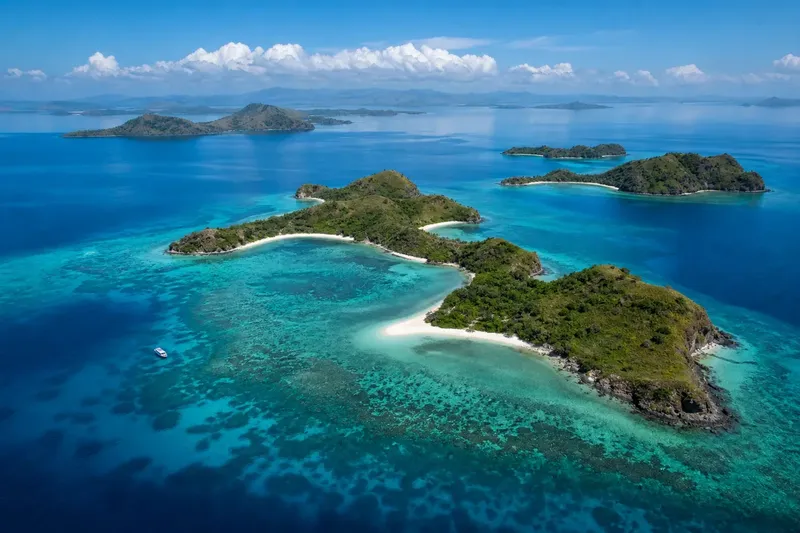 Archipel tropical avec des îles verdoyantes et des eaux turquoise claires