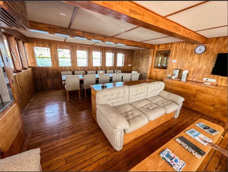 Intérieur d'un bateau de plongée avec salon, table et fenêtres