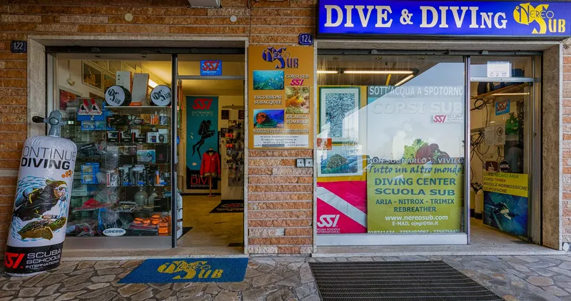Devanture d'un centre de plongée avec équipement et affiches promotionnelles