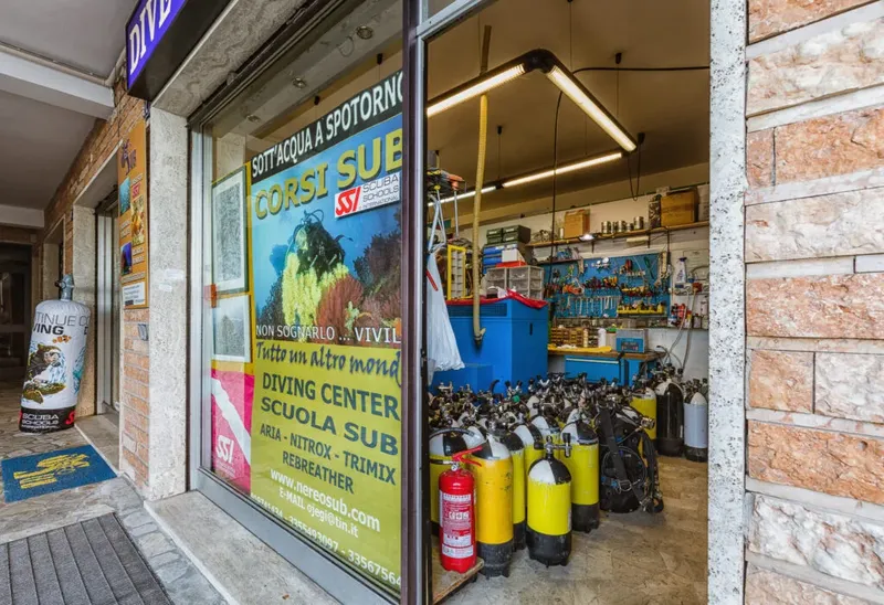 Vitrine d'un centre de plongée avec affiches et équipements visibles