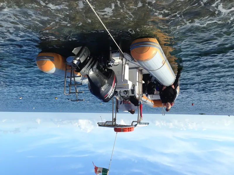 Vue sous-marine d'un bateau de plongée avec une personne à bord