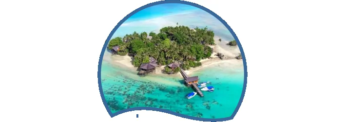 Île tropicale avec plage, végétation luxuriante et bateaux amarrés