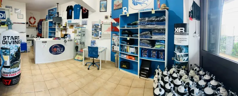 Interieur d'un centre de plongee avec comptoir, equipement et bouteilles