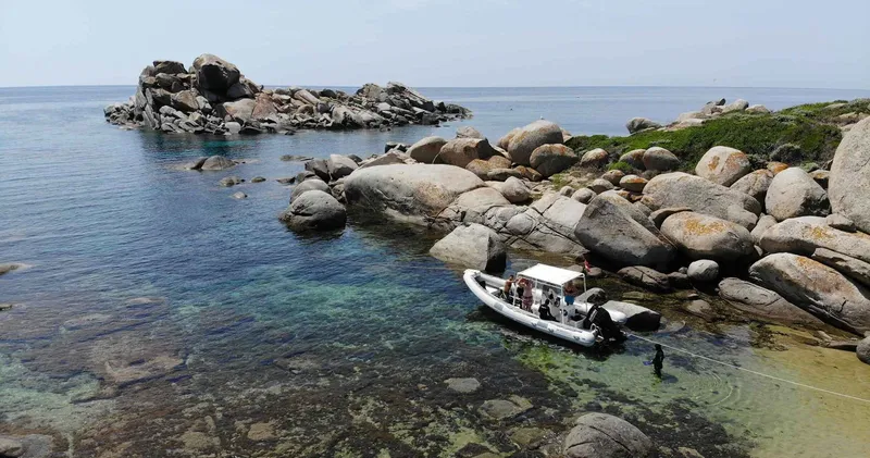 Vue aérienne d'un bateau de plongée près d'une côte rocheuse