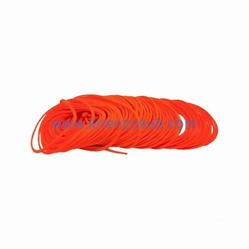Bobines de fil orange vif sur fond gris clair