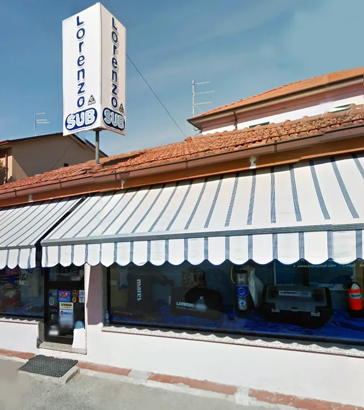 Façade d'un centre de plongée avec enseigne et équipement visible