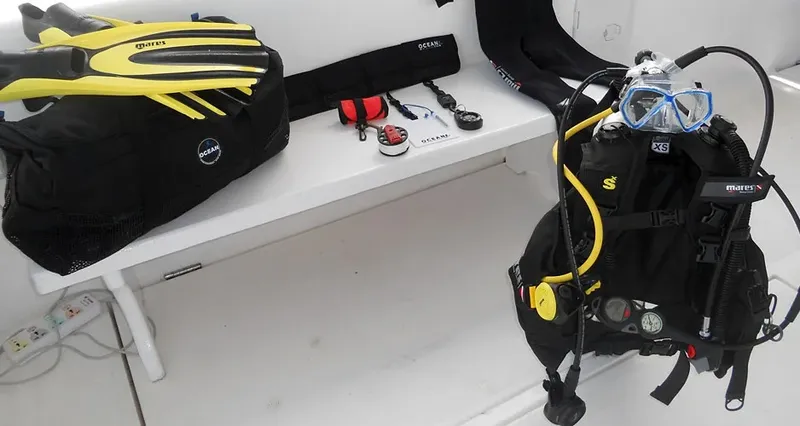 Equipement de plongée complet : masque, palmes, détendeur, gilet et bouteille