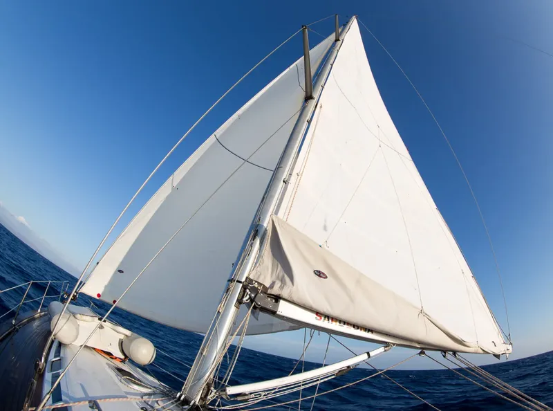 Voilier en pleine mer sous un ciel bleu dégagé
