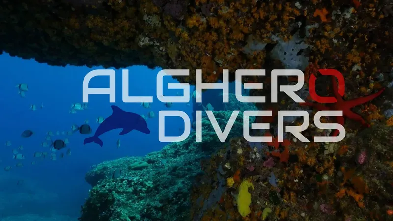 Fond marin rocheux avec poissons et le texte Alghero Divers