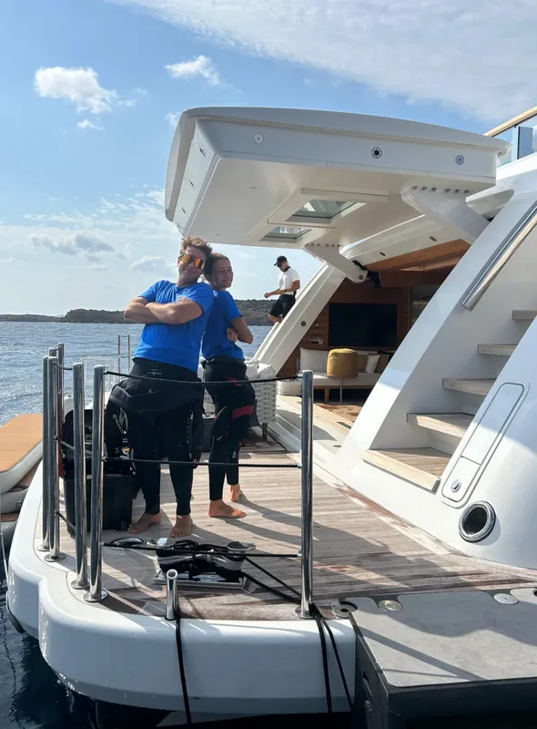 Deux plongeurs équipés sur le pont d'un bateau de plongée